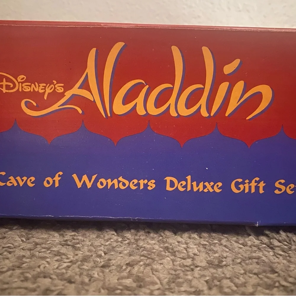 Disney's ALADDIN Cave of Wonders Deluxe Gift Set, 28 Pieces. - Picture 9 of 9